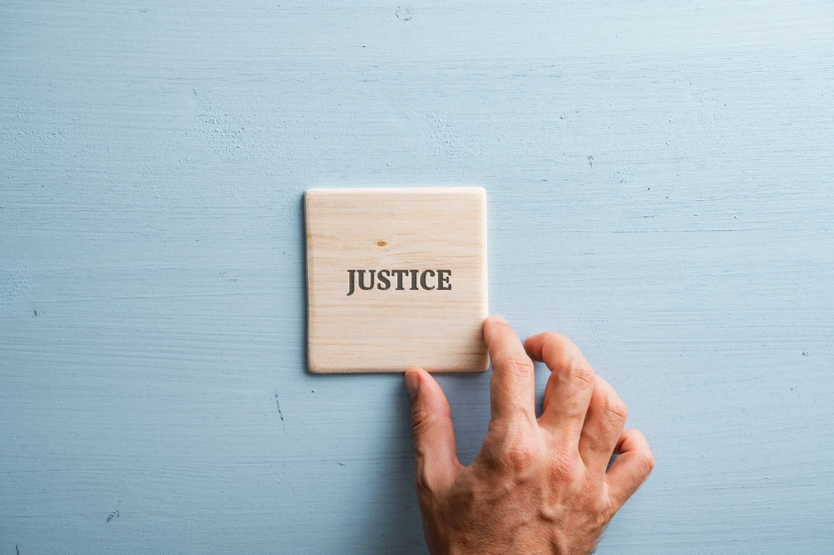 La Justice en Péril : Quand le Droit à un Procès Équitable Vacille